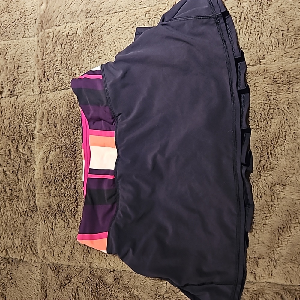Lululemon Run Pace Setter Skirt Sz 2 In Black with burgundy pink waist exc